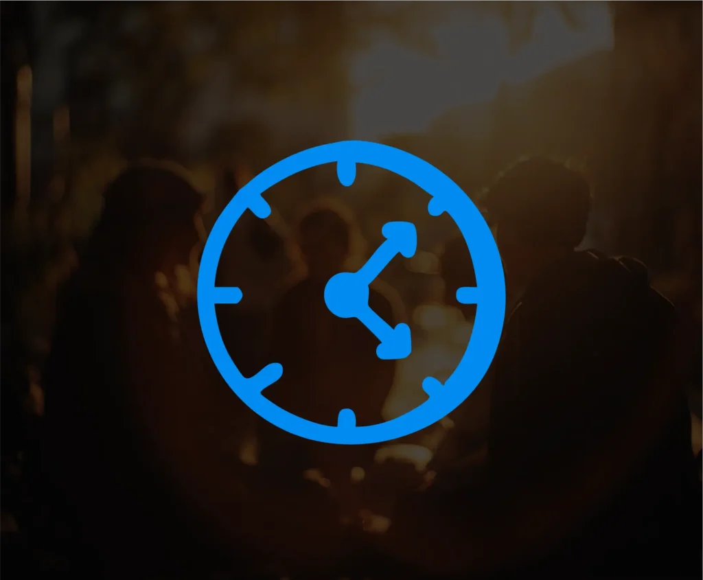 Ícono azul de reloj sobre fondo desenfocado, usado para ilustrar un artículo sobre control de asistencia laboral.